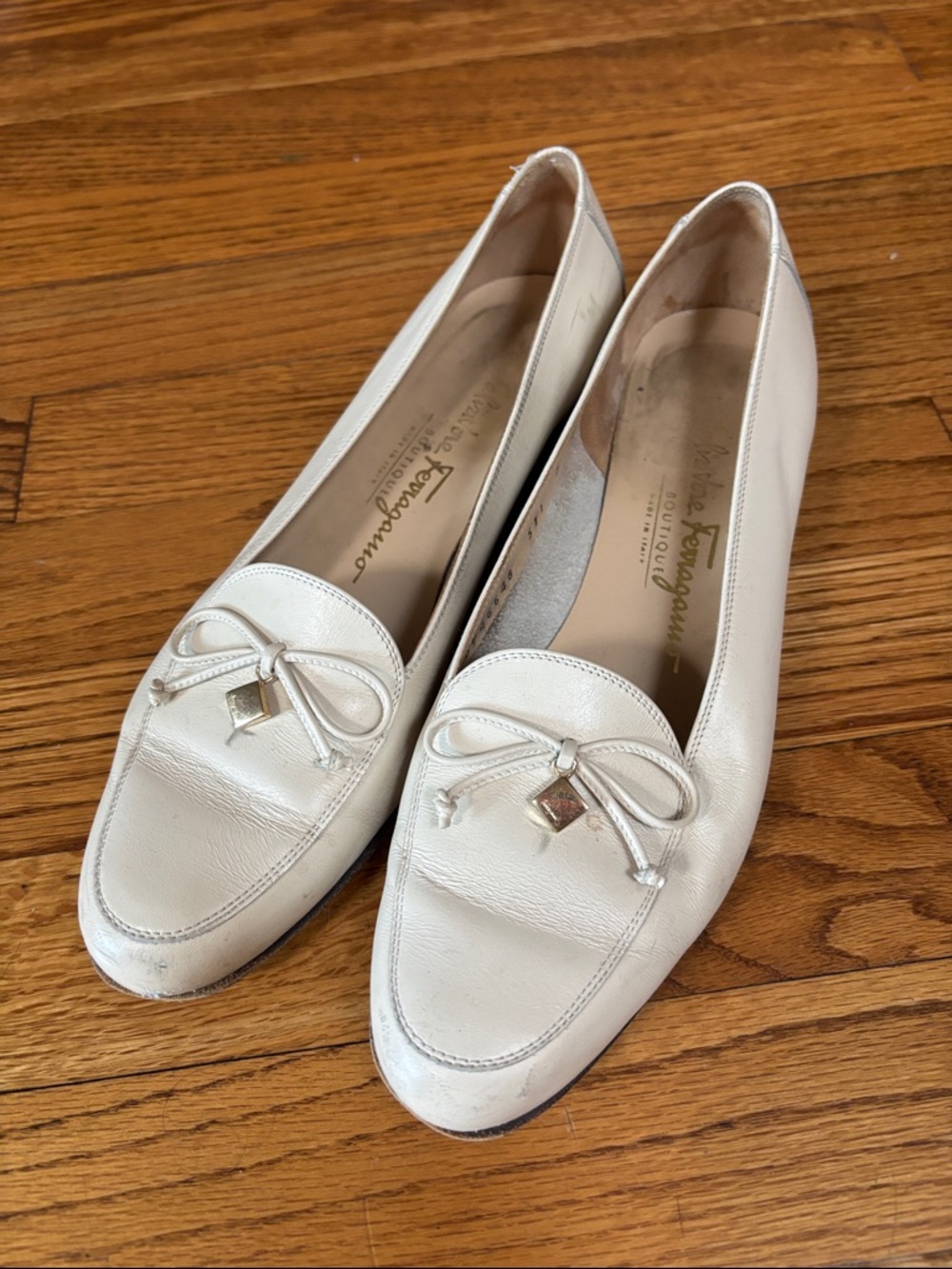 Salvatore Ferragamo Vintage Cream Leather Bow Loafers Size 7